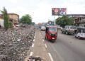 Freetown sous les déchets : la saison des pluies ravive les craintes d’inondations