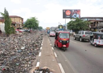 Freetown sous les déchets : la saison des pluies ravive les craintes d’inondations