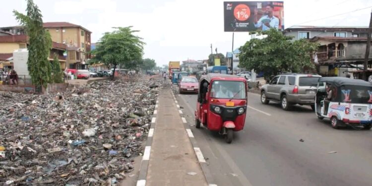 Freetown sous les déchets : la saison des pluies ravive les craintes d’inondations