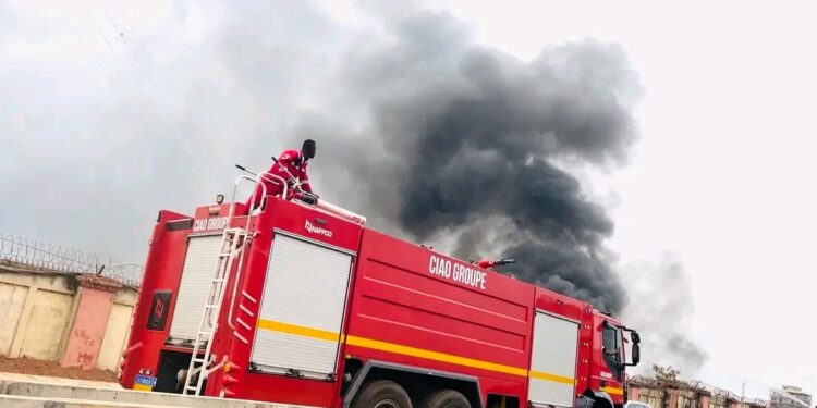 kaloum : un incendie se déclare sur l’ancien dépôt de carburant, la protection civile explique les causes