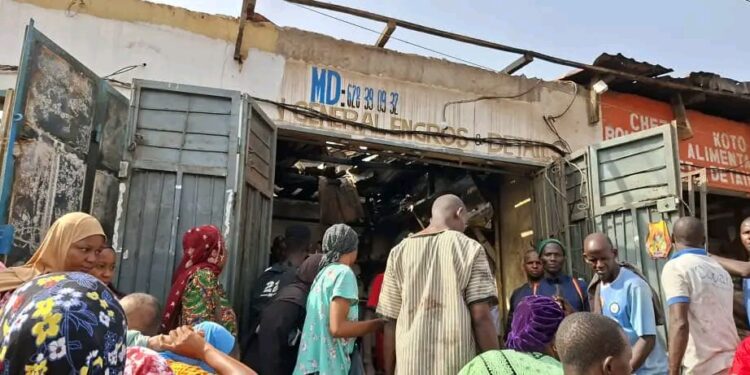 Conakry : Un incendie ravage trois boutiques et une habitation à Sonfonia, plus de 200 millions GNF de pertes