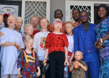 Journée mondiale de l’albinisme : Apex Optics lance une campagne de soins oculaires gratuits à Conakry