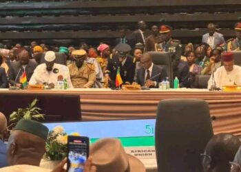 Mamadi Doumbouya interpelle la CEDEAO sur l&rsquo;urgence des résultats concrets pour les populations à Lungi