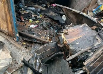 Incendie à Lambandji : un conteneur de marchandises calciné, plus de vingt ans d&rsquo;efforts réduits en cendres à Boké