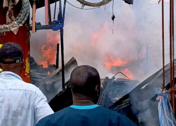 14 magasins partis en feu dans un incendie à Somayah dans Coyah 