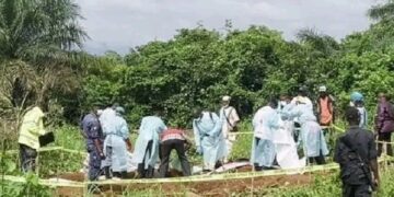 Guinée/ 𝐃𝐫𝐚𝐦𝐞 à 𝐅𝐨𝐫é𝐜𝐚𝐫𝐢𝐚𝐡 : 𝐬𝐢𝐱 𝐜𝐨𝐫𝐩𝐬 𝐬𝐚𝐧𝐬 𝐯𝐢𝐞 𝐝é𝐜𝐨𝐮𝐯𝐞𝐫𝐭𝐬 𝐝𝐚𝐧𝐬 𝐮𝐧𝐞 𝐟𝐨𝐬𝐬𝐞 𝐜𝐨𝐦𝐦𝐮𝐧𝐞 à 𝐀𝐥𝐥𝐚𝐬𝐬𝐨𝐲𝐚𝐡