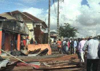 Incendie à Coyah : le préfet Bernard Kamano sur les lieux du sinistre au quartier Somayah Mosquée