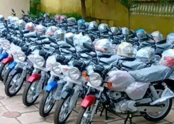 Dynamisme local à Kindia : 35 motos TVS offertes aux chefs de quartier par l&rsquo;érudit Elhadj Abdoul Wakil Keïta
