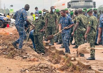 Coyah : Une journée d&rsquo;assainissement civilo-militaire pour un cadre de vie plus propre