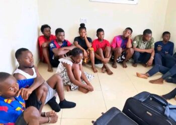 Démantèlement d’un réseau présumé de trafic d’êtres humains lié à QNET par la police de Motema dans le district de Kono