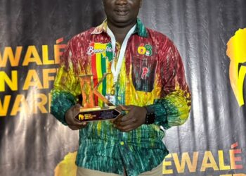 Le sacre de Moustapha Dalaive aux Kéwalé Panafricain Awards à Bamako : un hommage vibrant dédié à sa mère