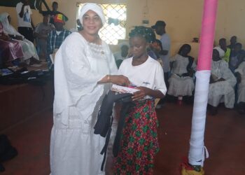 Kassa : L’honorable Aminata Kassa Camara offre des kits scolaires aux élèves 
